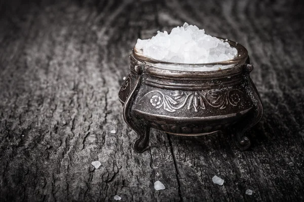 海盐在老木桌子上一个大古董盐瓶 — 图库照片