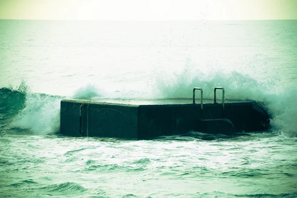 Surf en el muelle. Océano Atlántico. En tonos de verde —  Fotos de Stock