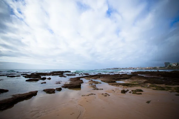 Costa atlantica con bassa marea vicino a Cascais — Foto Stock