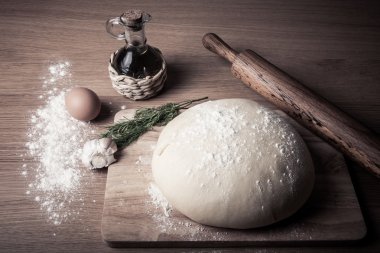 oyun tahtası un ile hamur. zeytinyağı, yumurta, oklava, garli