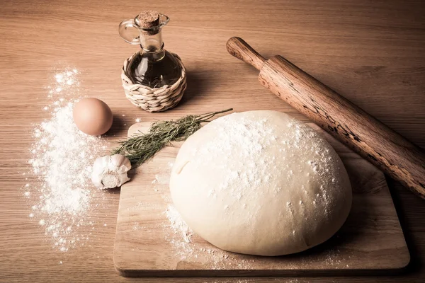 oyun tahtası un ile hamur. zeytinyağı, yumurta, oklava, garli