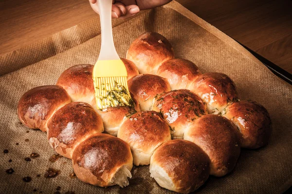 Rollos recién horneados untados con mantequilla de ajo y eneldo. Teñido . Fotos De Stock