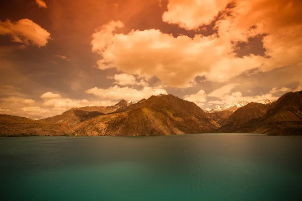 Expanse of Lake Iskander-Kul. Tajikistan. — Stock Photo, Image