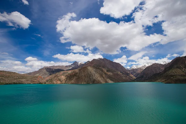 Uitgestrektheid van Lake Iskander-Kul. Tadzjikistan. — Stockfoto