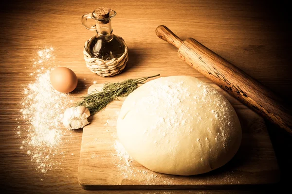 Massa de farinha em uma tábua com farinha. azeite de oliva, ovos, rolo, garli — Fotografia de Stock