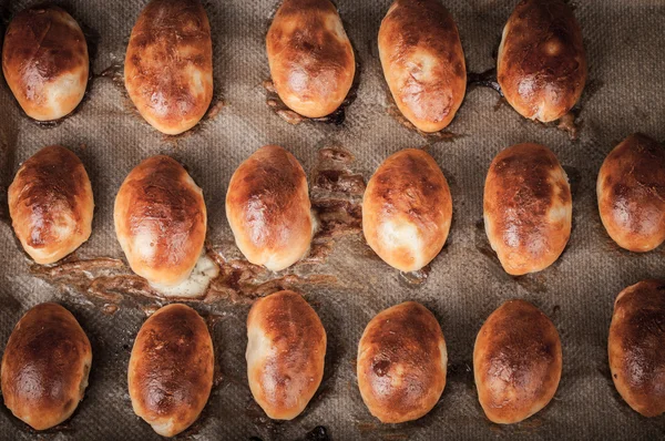 Pajer med kött eller kål för matlagning papper. Tonade — Stockfoto