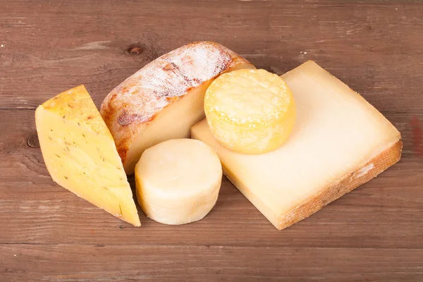 Différents types de fromage sur fond de bois — Photo