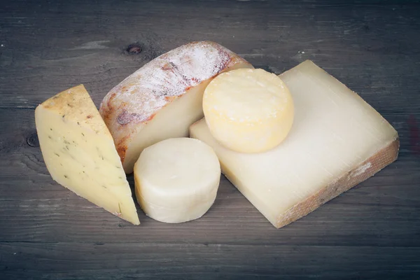 Différents types de fromage sur un fond en bois. teinté — Photo