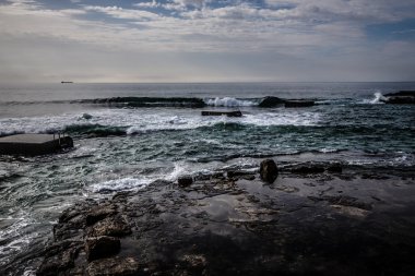 Taştan sahilde dalgalar