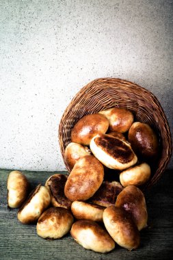 Pies et veya lahana ile bir hasır sepet dışarı bir woo düşmüş