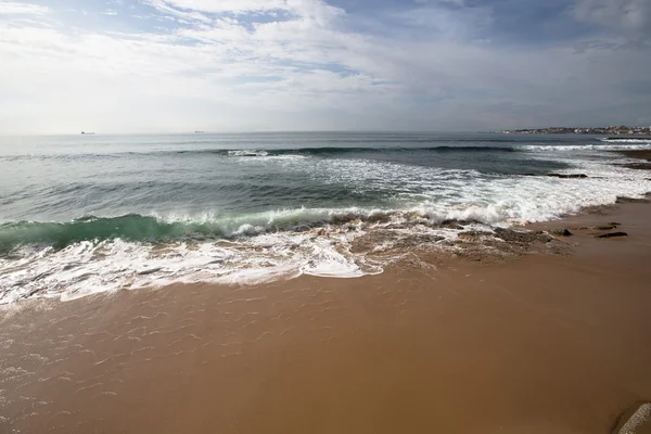 Ola suave del mar en la playa de arena — Foto de Stock