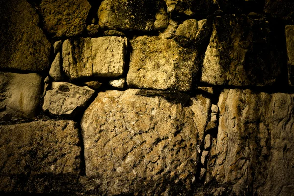 Kamienie naturalne są składane w ścianie. Tło. — Zdjęcie stockowe