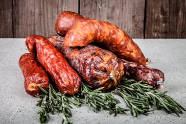 sosis hafif bir arka plan üzerinde çeşitli 