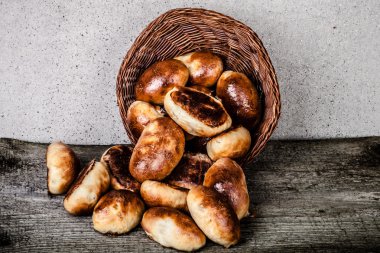 Pies et ya da ahşap bir backgro üzerinde bir hasır sepet lahana ile