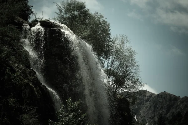 Waterval in de bergen. Dramatische landschap. Tadzjikistan — Stockfoto