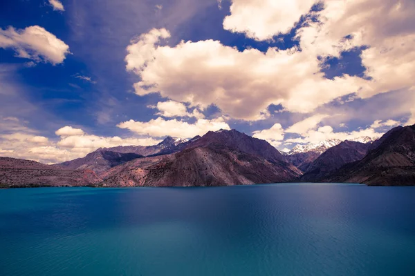 Utbredelsen av innsjøen Iskander-Kul. Tadsjikistan. I nyanser av blått – stockfoto