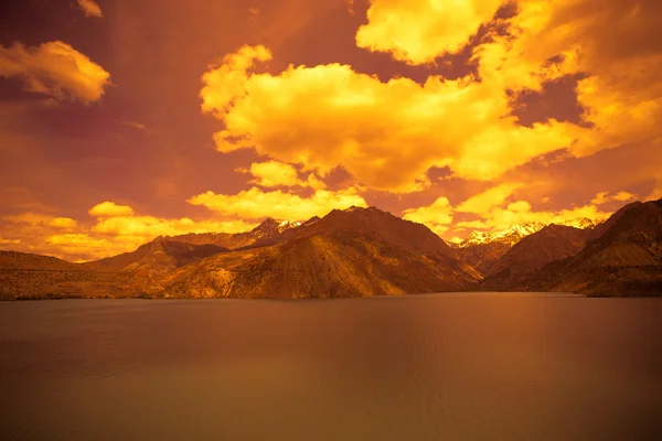 Weite des Sees iskander-kul. Tadschikistan. in Orangetönen — Stockfoto