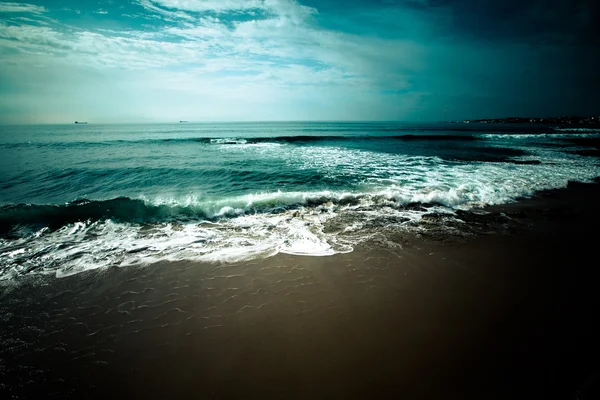 Vague douce de la mer sur la plage de sable fin — Photo