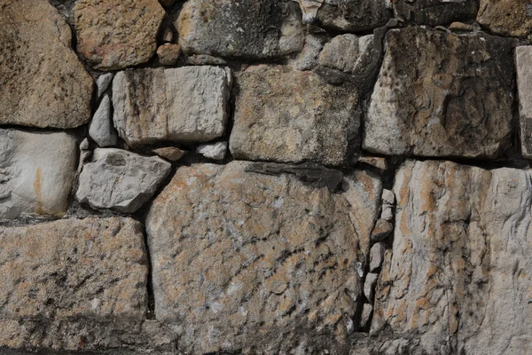 Natursten är vikta i väggen. Bakgrund. — Stockfoto