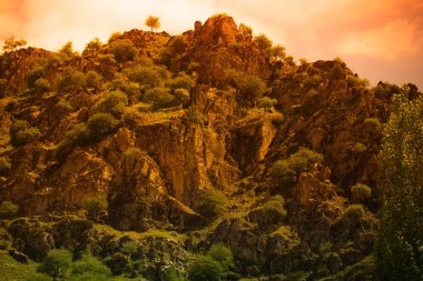 Kayalık dağ. Manzara turuncu tonda. Tacikistan