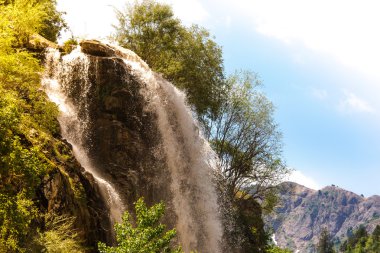 Şelale dağlarda. Parlak manzara. Tacikistan