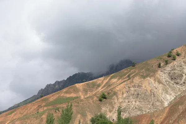 Wolken an den Bergen. Stürmisches Wetter — Stockfoto