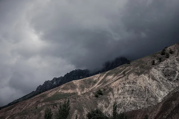 Moln på bergen. Stormiga vädret. Svart-vit — Stockfoto