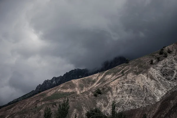 Nuages dans les montagnes. Tempête de neige. Noir-blanc — Photo