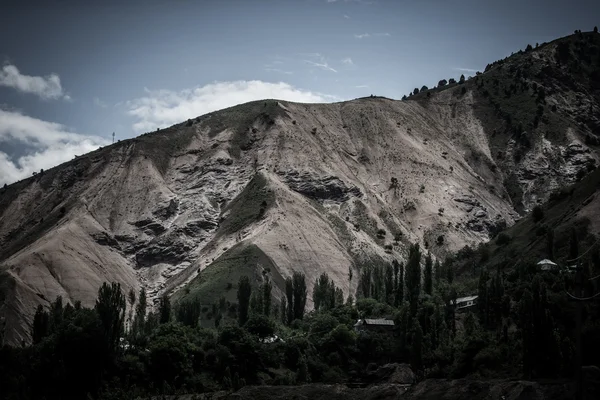 Das Dorf in den Bergen. Landschaft. tazhdikistan — Stockfoto