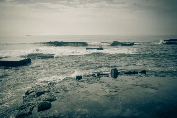 Olas en la costa de piedra —  Fotos de Stock