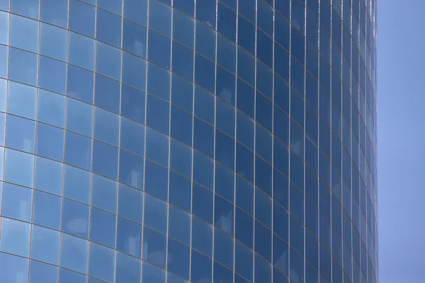 Parede de vidro de um arranha-céu — Fotografia de Stock