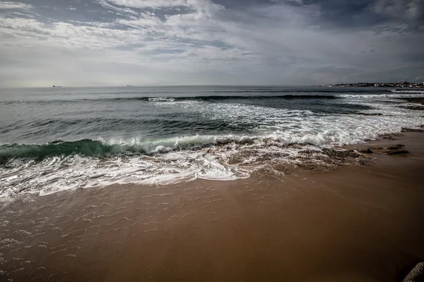 Ola suave del mar en la playa de arena Imagen De Stock