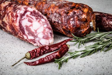 sosis hafif bir arka plan üzerinde çeşitli 