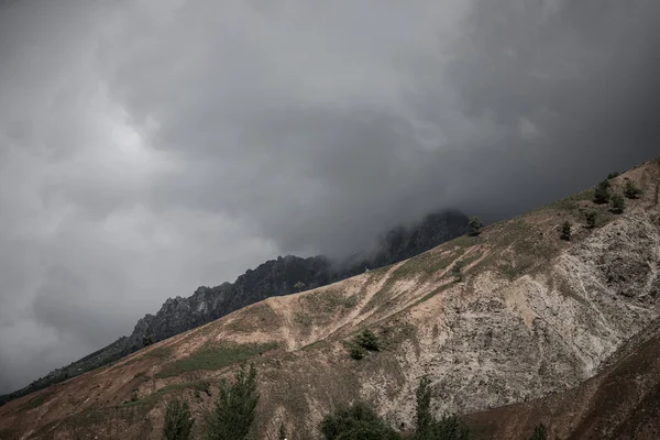 Chmury w górach. Sztormowej pogodzie. Stonowanych. Dramatyczne — Zdjęcie stockowe