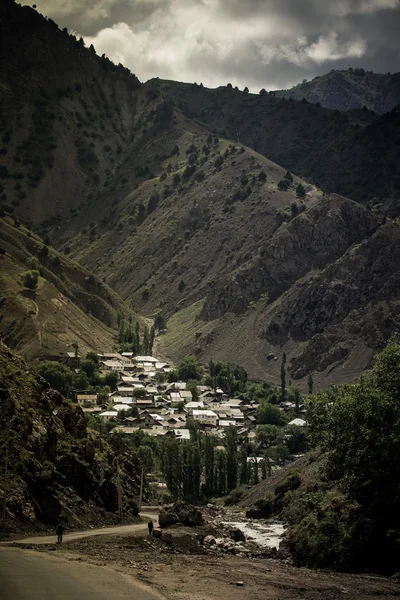 Village dans les montagnes. ciel dramatique — Photo