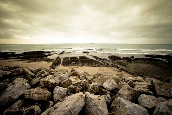 Forte onda spruzzi sulle rive rocciose . — Foto Stock