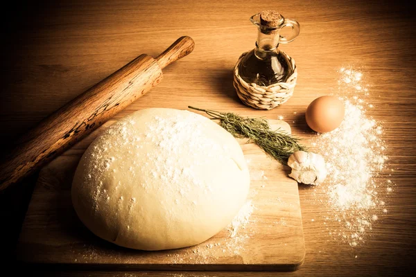 Massa de farinha em uma tábua com farinha. azeite de oliva, ovos, rolo, garli — Fotografia de Stock