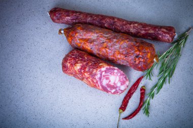 sosis hafif bir arka plan üzerinde çeşitli 