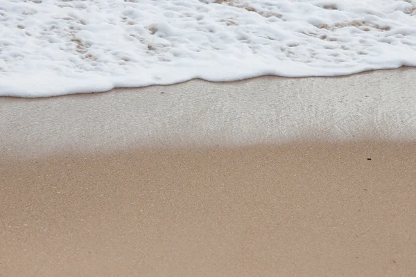 Morbida onda del mare sulla spiaggia di sabbia — Foto Stock