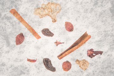 Beyaz bir arka plan üzerinde mulled şarap için ayarla.