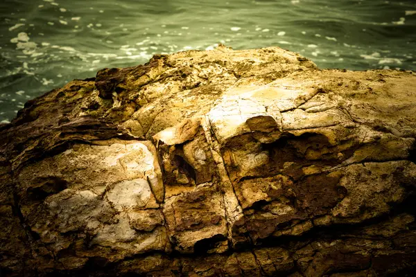 Enorme roca y el mar en el fondo —  Fotos de Stock