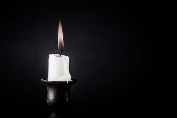 Burning candle on a dark background — Stock Photo, Image