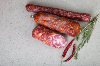 sosis hafif bir arka plan üzerinde çeşitli 