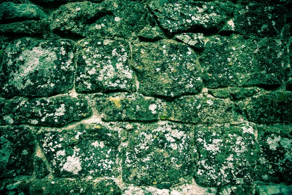 Стена из натурального камня с лишайником — стоковое фото