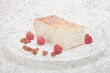 Ahududu, üzerinde beyaz bir ba kuru üzüm ile süzme peynirli güveç