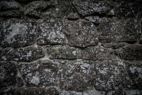 Mur av natursten med lavar — Stockfoto