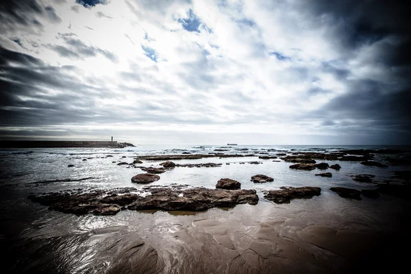 Dramatické pobřeží Atlantiku při odlivu. Tónovaná — Stock fotografie