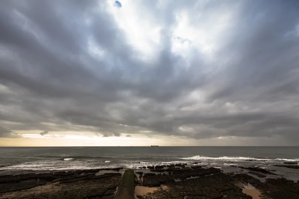 Costa atlântica dramática na maré baixa — Fotografia de Stock