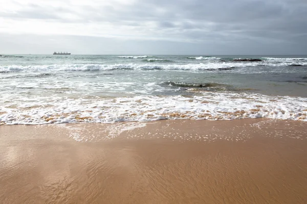 Costa atlântica dramática na maré baixa . — Fotografia de Stock