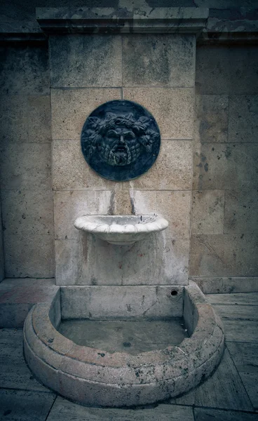 Vieja fuente de bebida rota en la ciudad española. Teñido —  Fotos de Stock